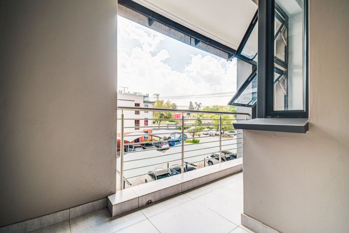 Modern Top-Floor Gem – Perfect Lock-Up-and-Go!  - Photo 5