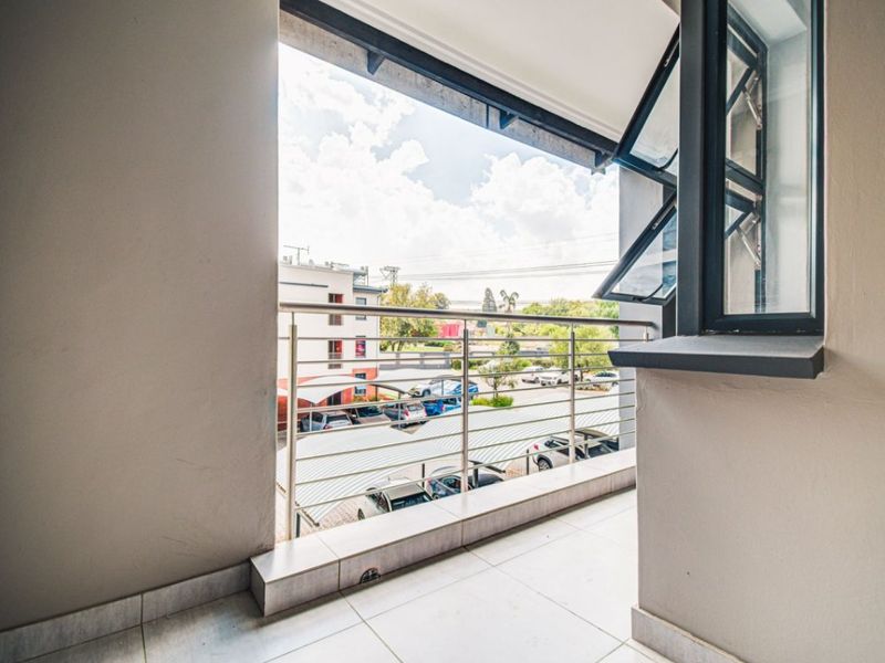 Modern Top-Floor Gem – Perfect Lock-Up-and-Go!  - Photo 5