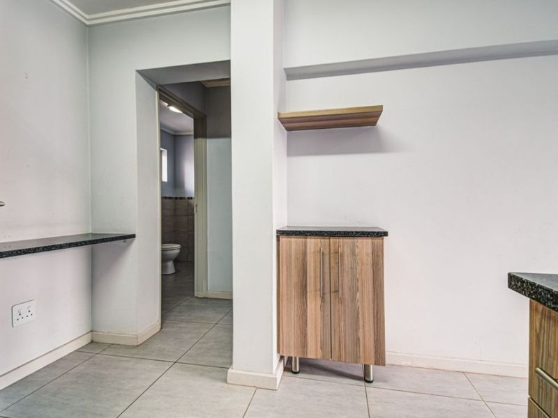 Modern Top-Floor Gem – Perfect Lock-Up-and-Go!  - Photo 10