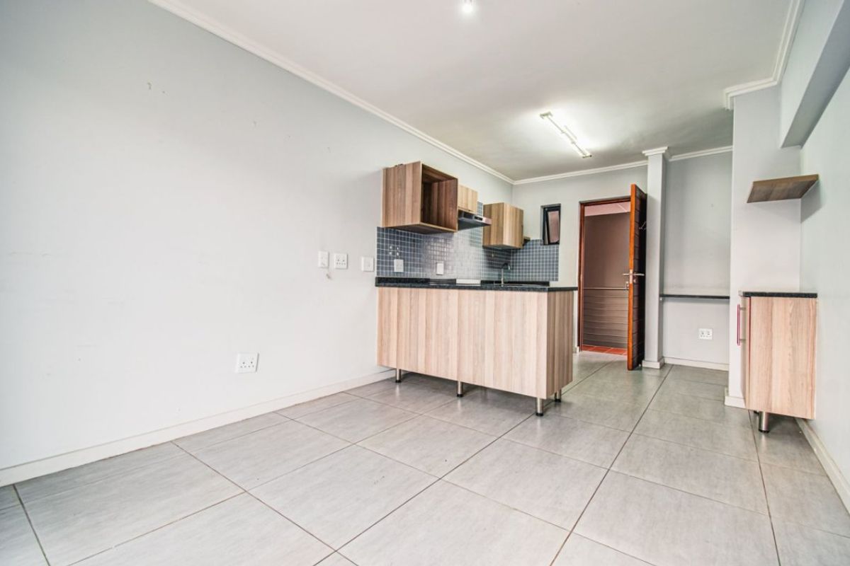 Modern Top-Floor Gem – Perfect Lock-Up-and-Go!  - Photo 3