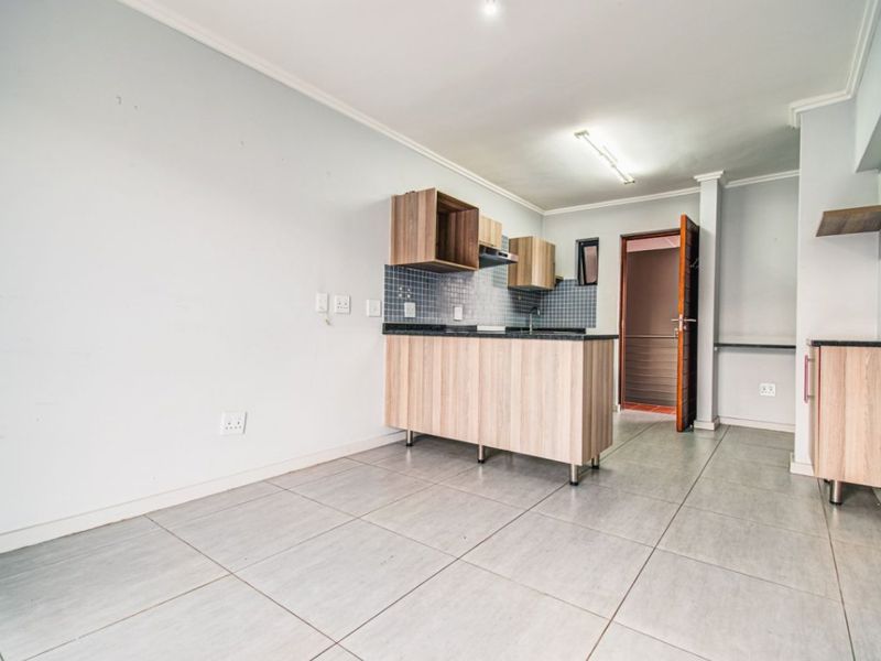 Modern Top-Floor Gem – Perfect Lock-Up-and-Go!  - Photo 3