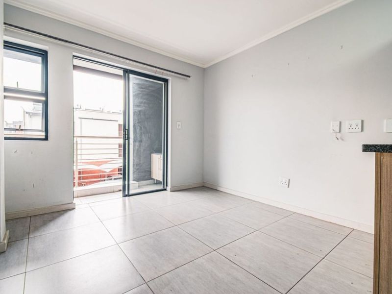 Modern Top-Floor Gem – Perfect Lock-Up-and-Go!  - Photo 7