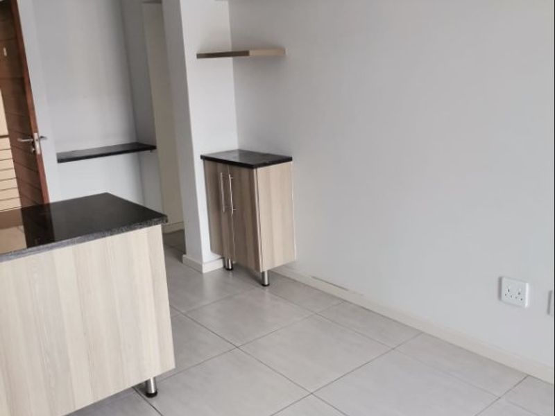 Modern Top-Floor Gem – Perfect Lock-Up-and-Go!  - Photo 8