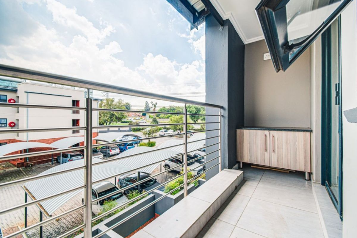 Modern Top-Floor Gem – Perfect Lock-Up-and-Go!  - Photo 2