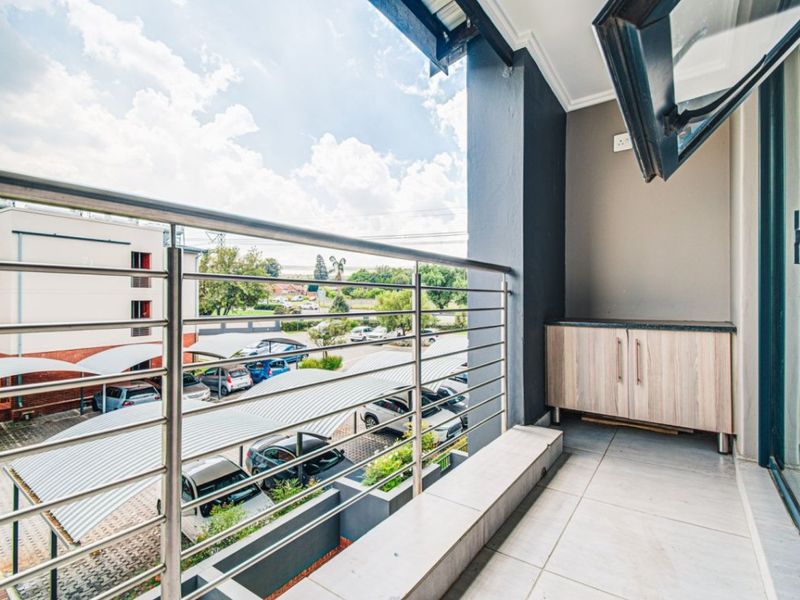 Modern Top-Floor Gem – Perfect Lock-Up-and-Go!  - Photo 2