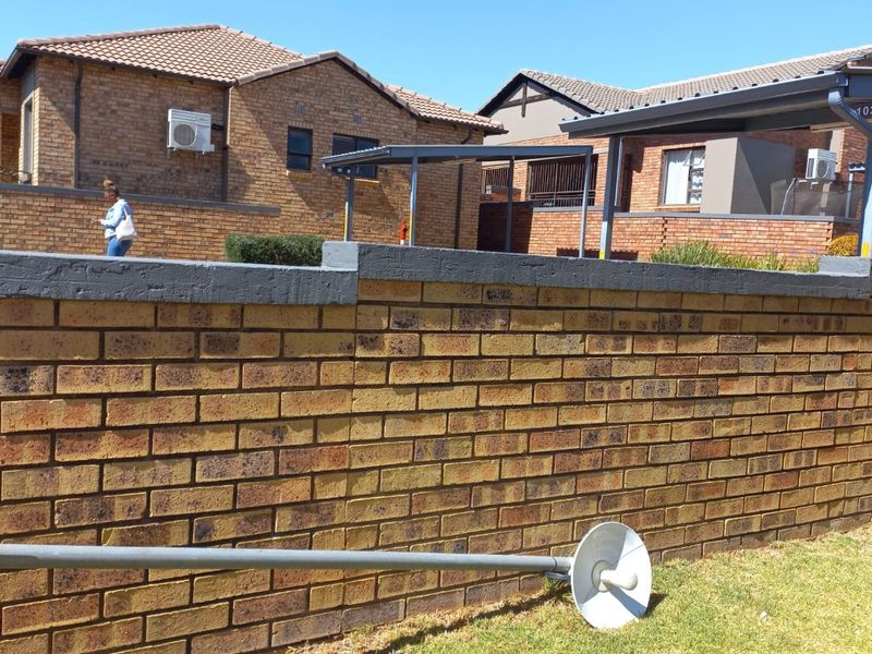 In the heart of Wilgeheuwel Close to Curro Private School - Photo 3