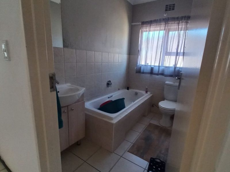 In the heart of Wilgeheuwel Close to Curro Private School - Photo 7