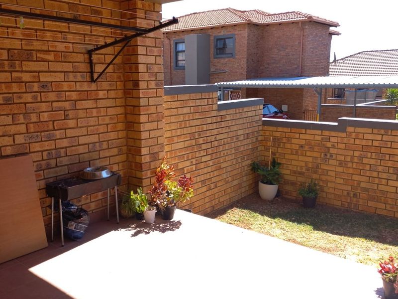 In the heart of Wilgeheuwel Close to Curro Private School - Photo 2