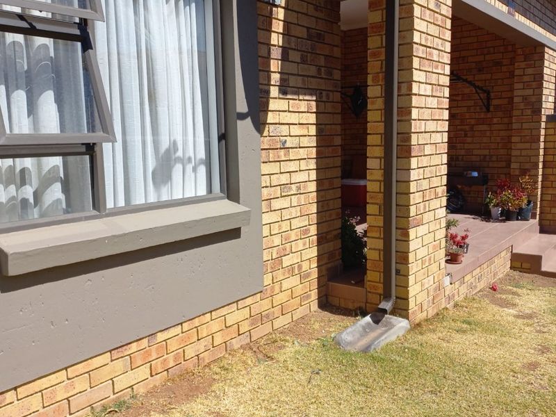 In the heart of Wilgeheuwel Close to Curro Private School - Photo 1