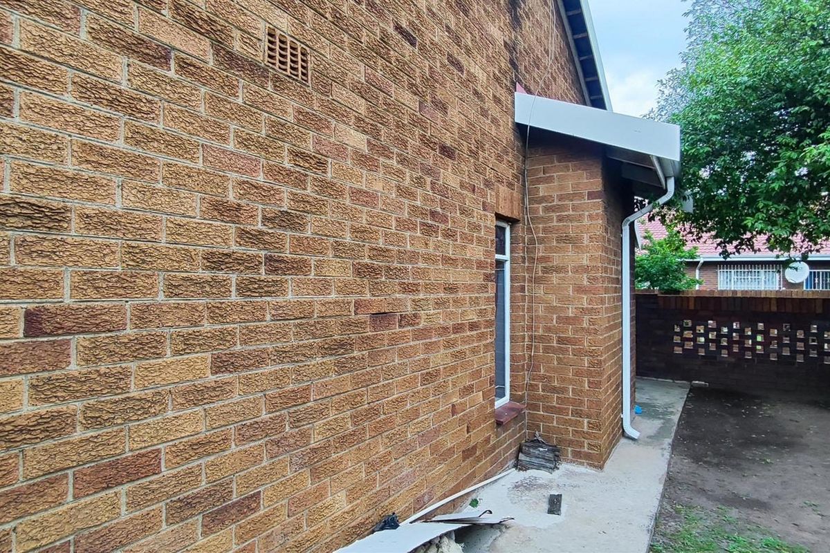 3 Bedroom Home with Garage & Carport – Comfortable Family Living - Photo 2