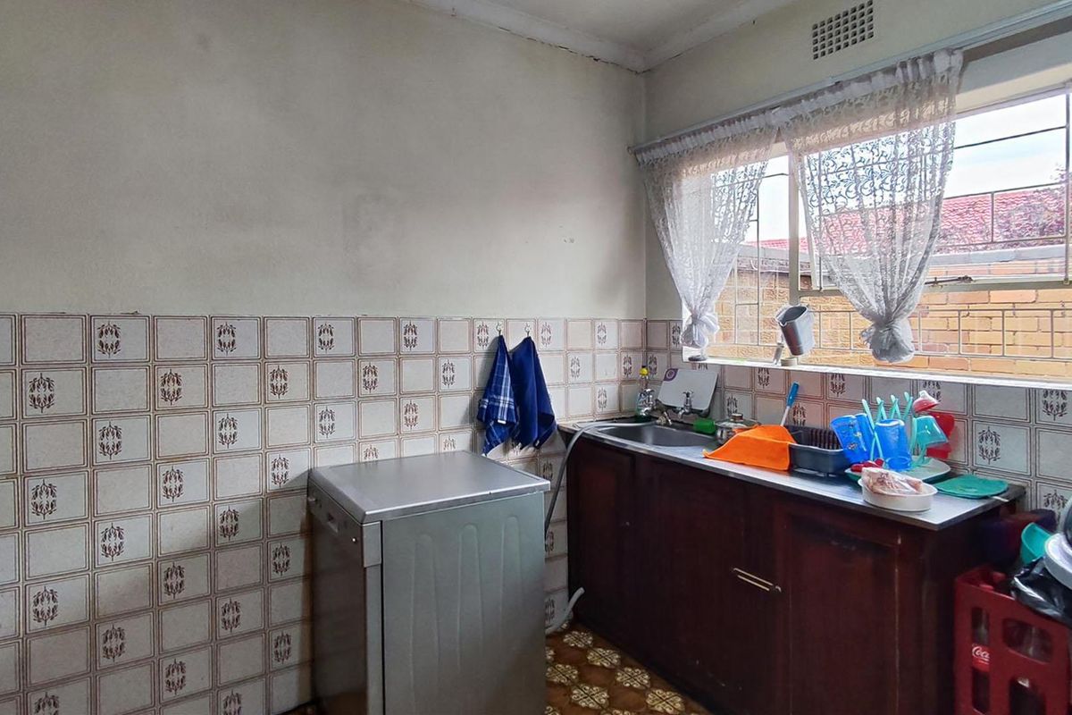 3 Bedroom Home with Garage & Carport – Comfortable Family Living - Photo 4