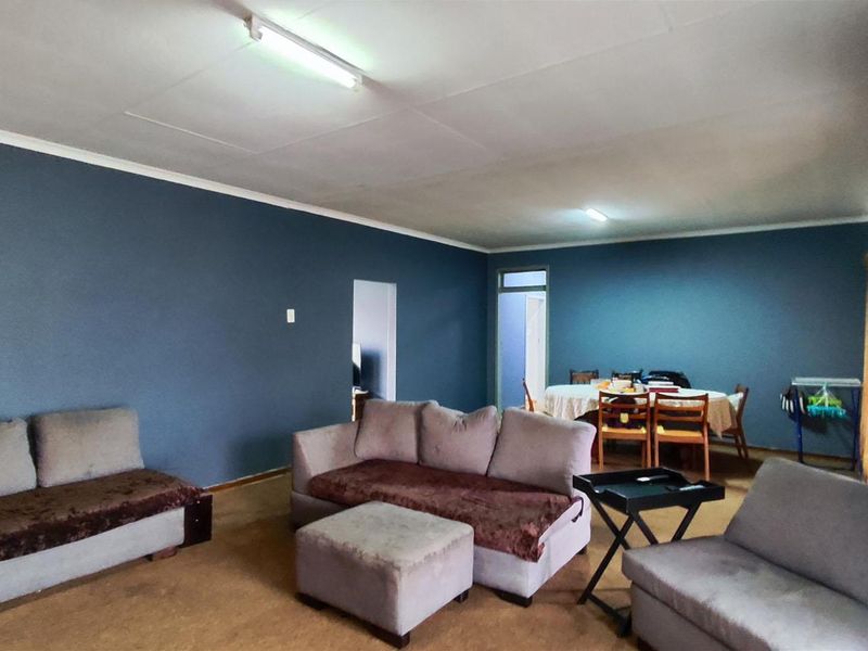 3 Bedroom Home with Garage & Carport – Comfortable Family Living - Photo 10