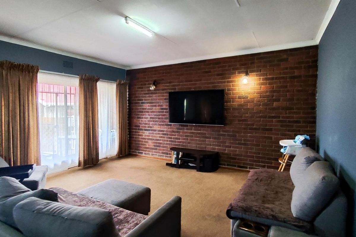 3 Bedroom Home with Garage & Carport – Comfortable Family Living - Photo 3