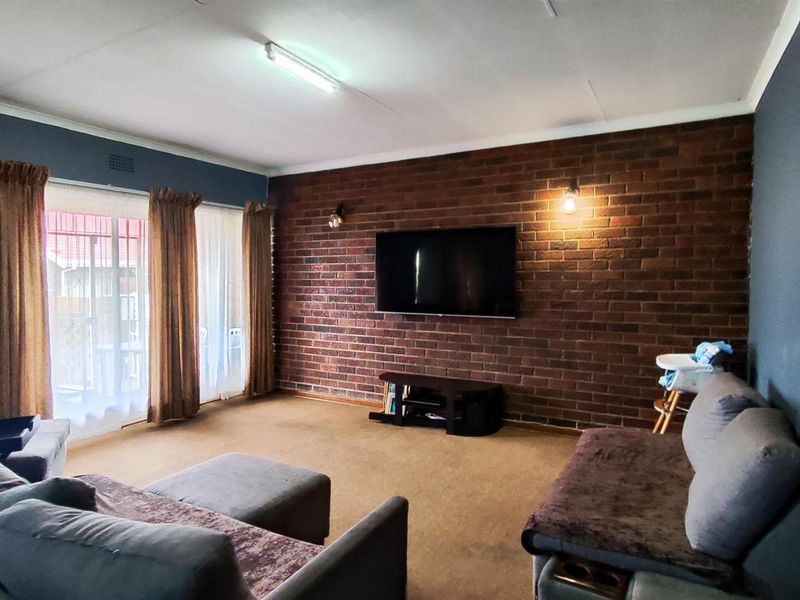 3 Bedroom Home with Garage & Carport – Comfortable Family Living - Photo 3