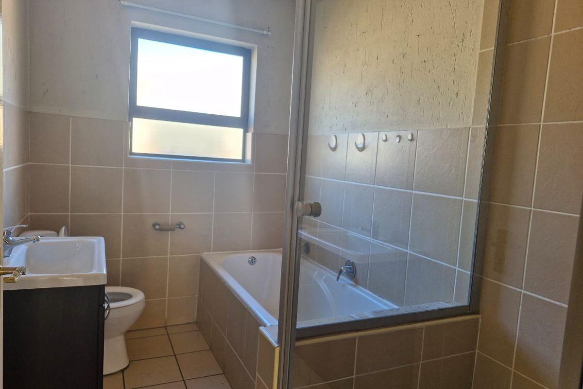 Spacious 83 sqm First-Floor Apartment with Entertainer’s Balcony - Photo 4