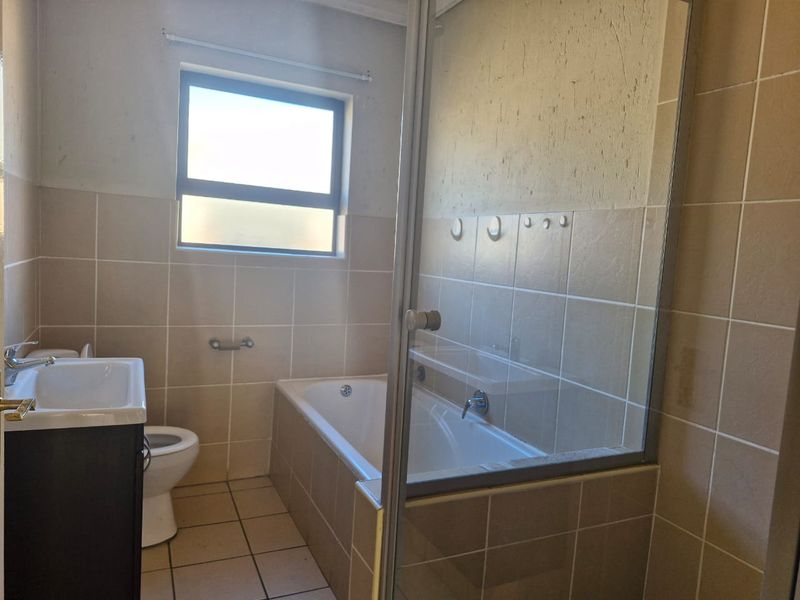 Spacious 83 sqm First-Floor Apartment with Entertainer’s Balcony - Photo 4