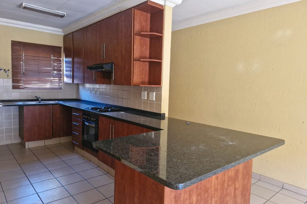 Spacious 83 sqm First-Floor Apartment with Entertainer’s Balcony - Photo 3