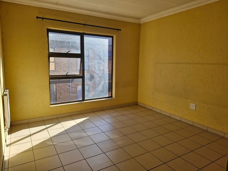 Spacious 83 sqm First-Floor Apartment with Entertainer’s Balcony - Photo 8