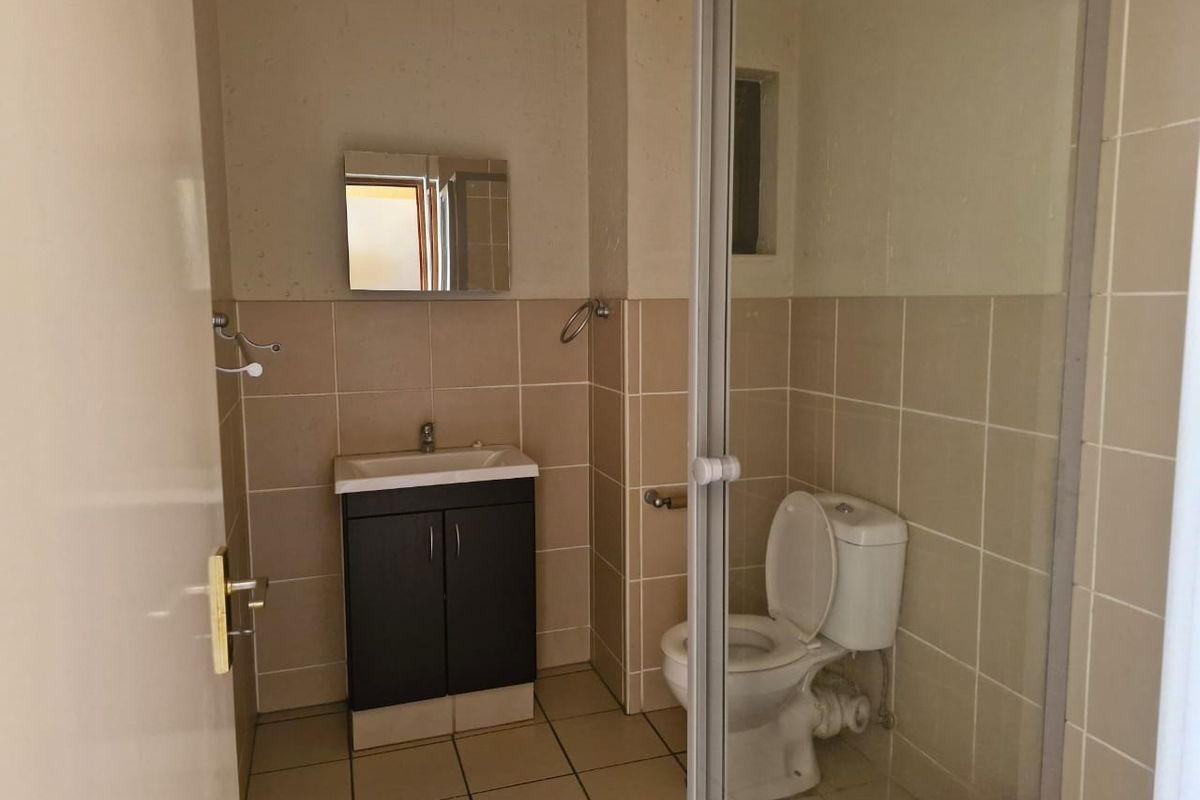 Spacious 83 sqm First-Floor Apartment with Entertainer’s Balcony - Photo 5