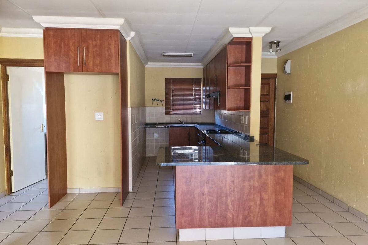 Spacious 83 sqm First-Floor Apartment with Entertainer’s Balcony - Photo 2