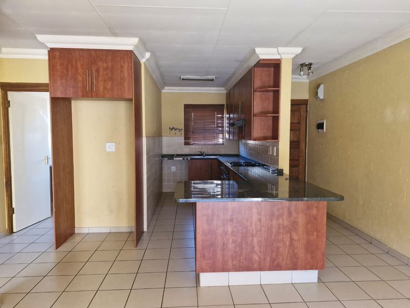 Spacious 83 sqm First-Floor Apartment with Entertainer’s Balcony - Photo 2