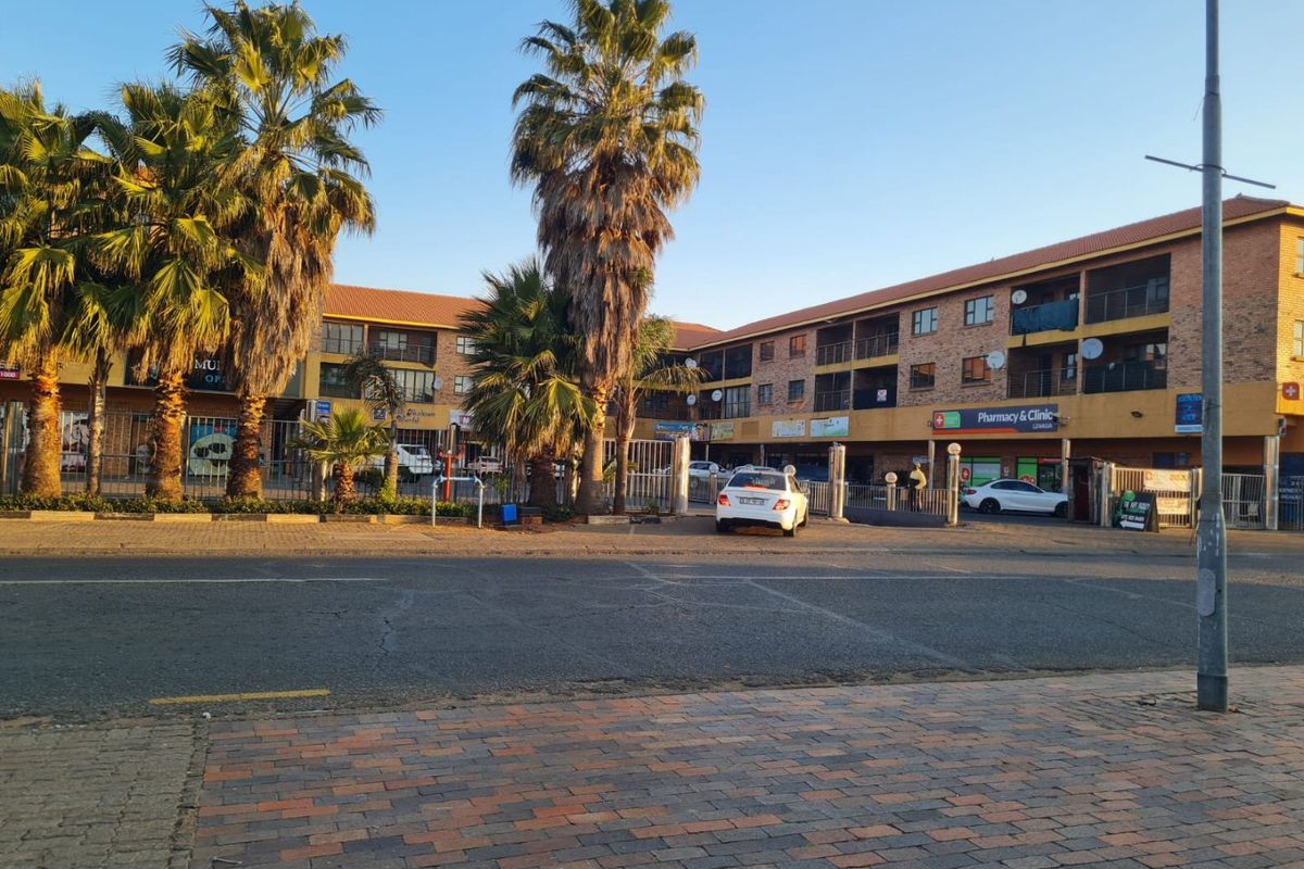 3 bedroom 2 bathroom apartment in a very sought out complex - Photo 3