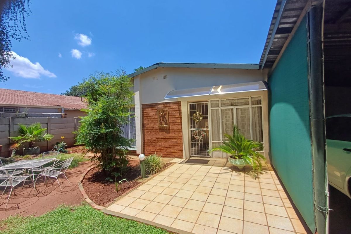 Charming Family Home with Borehole in Randlespark, Klerksdorp - Photo 4