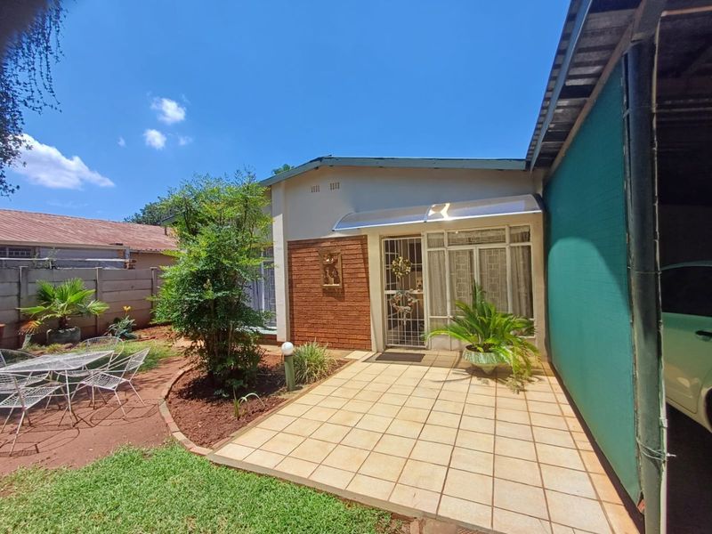 Charming Family Home with Borehole in Randlespark, Klerksdorp - Photo 4