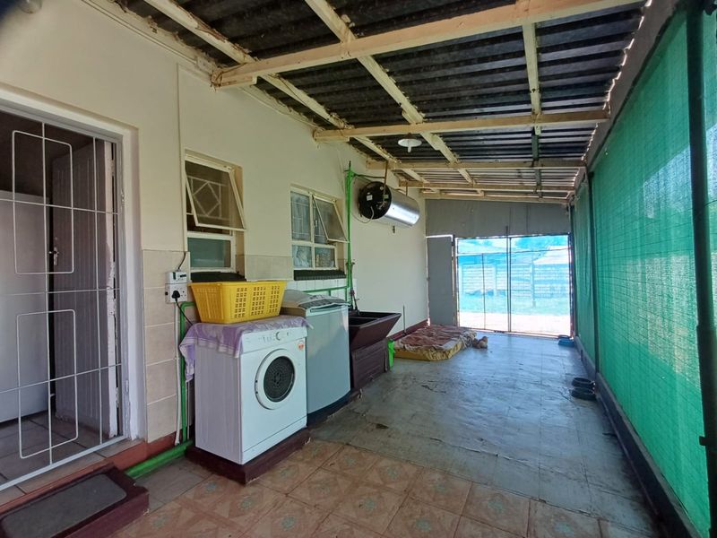 Charming Family Home with Borehole in Randlespark, Klerksdorp - Photo 9