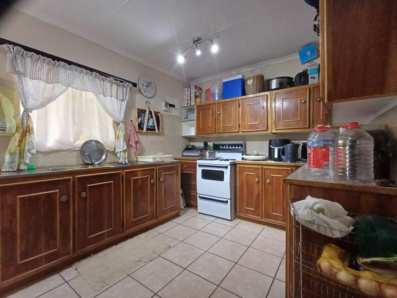 Charming Family Home with Borehole in Randlespark, Klerksdorp - Photo 10