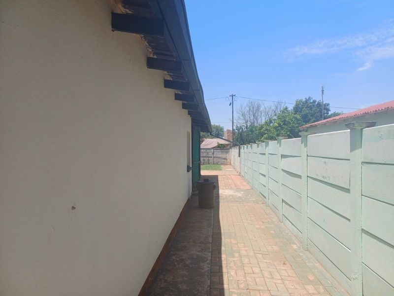 Charming Family Home with Borehole in Randlespark, Klerksdorp - Photo 8