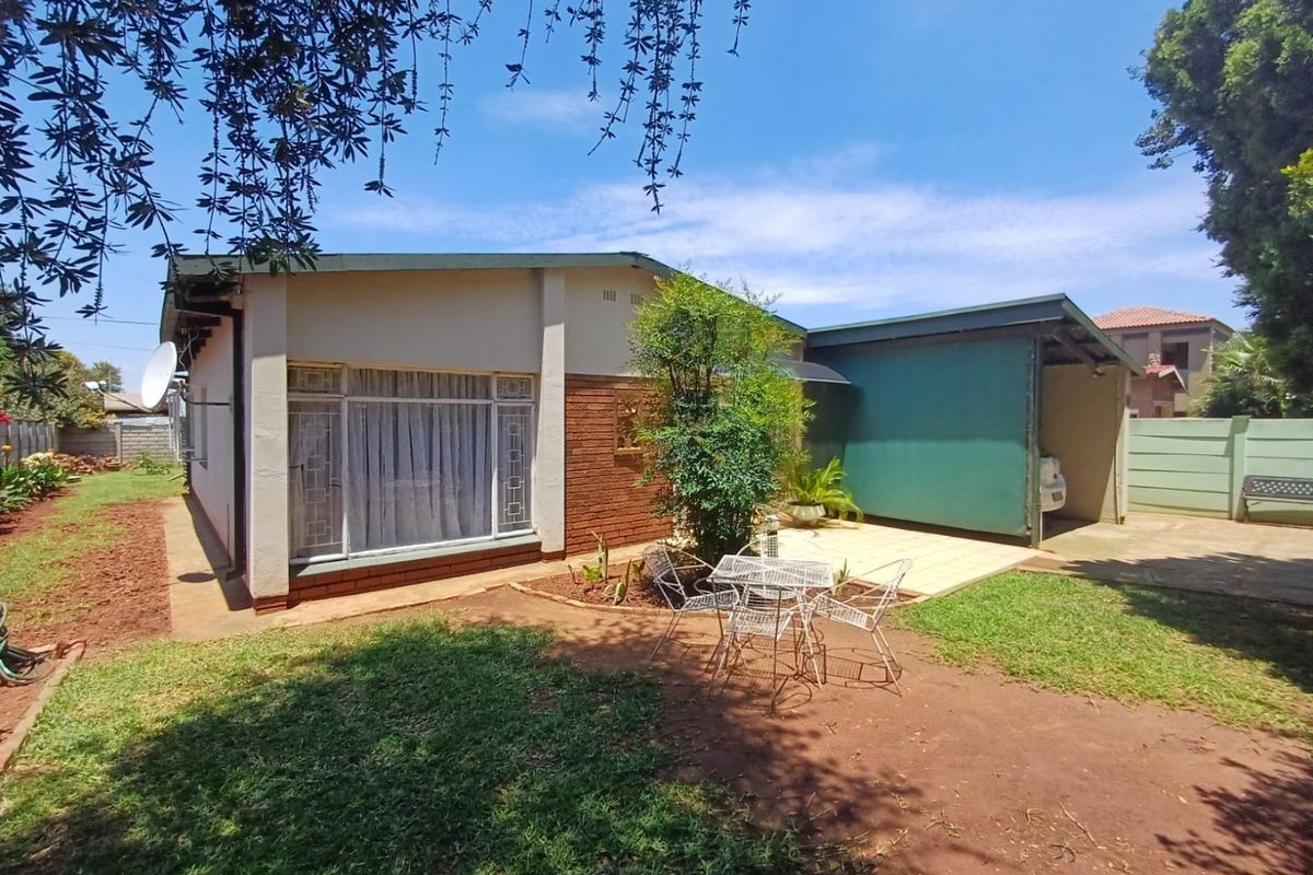 Charming Family Home with Borehole in Randlespark, Klerksdorp - Photo 5