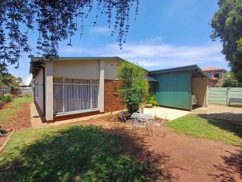 Charming Family Home with Borehole in Randlespark, Klerksdorp - Photo 5