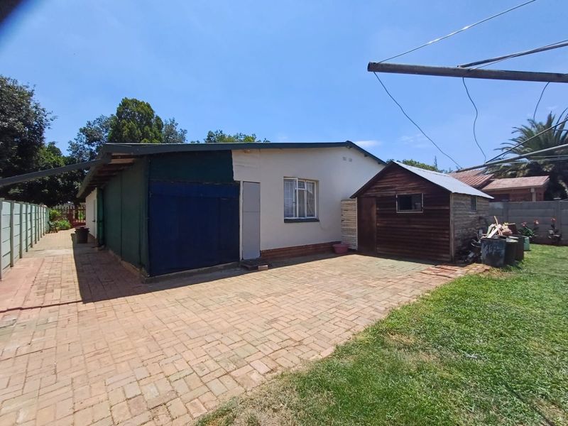 Charming Family Home with Borehole in Randlespark, Klerksdorp - Photo 6