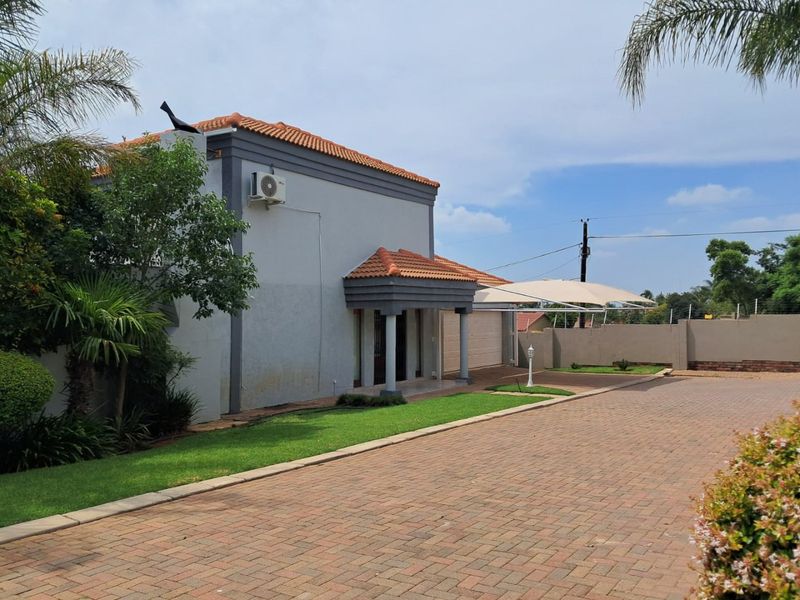 Immaculate 3-Bedroom Cluster with Private Garden in Secure Estate - Photo 8