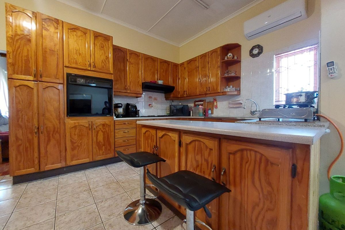 4 Bedroom House for Sale, Stanger Heights - Photo 5