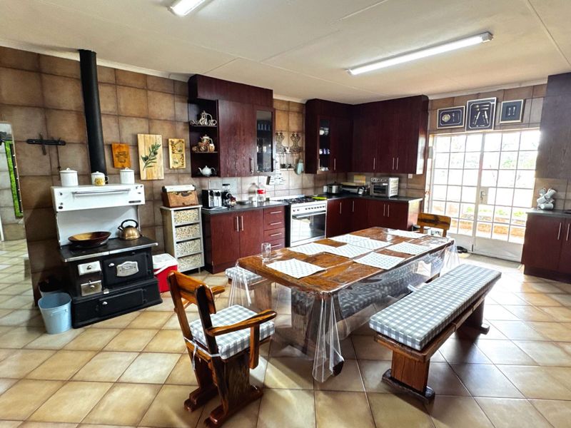 Idillic dream farm with fountains, views and huge 4 bedrooms home - Photo 9