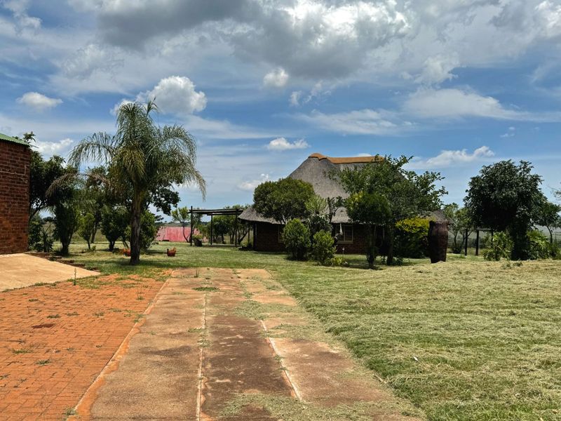 Idillic dream farm with fountains, views and huge 4 bedrooms home - Photo 8