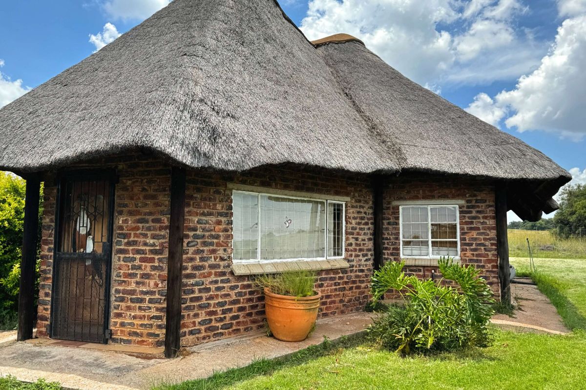 Idillic dream farm with fountains, views and huge 4 bedrooms home - Photo 3