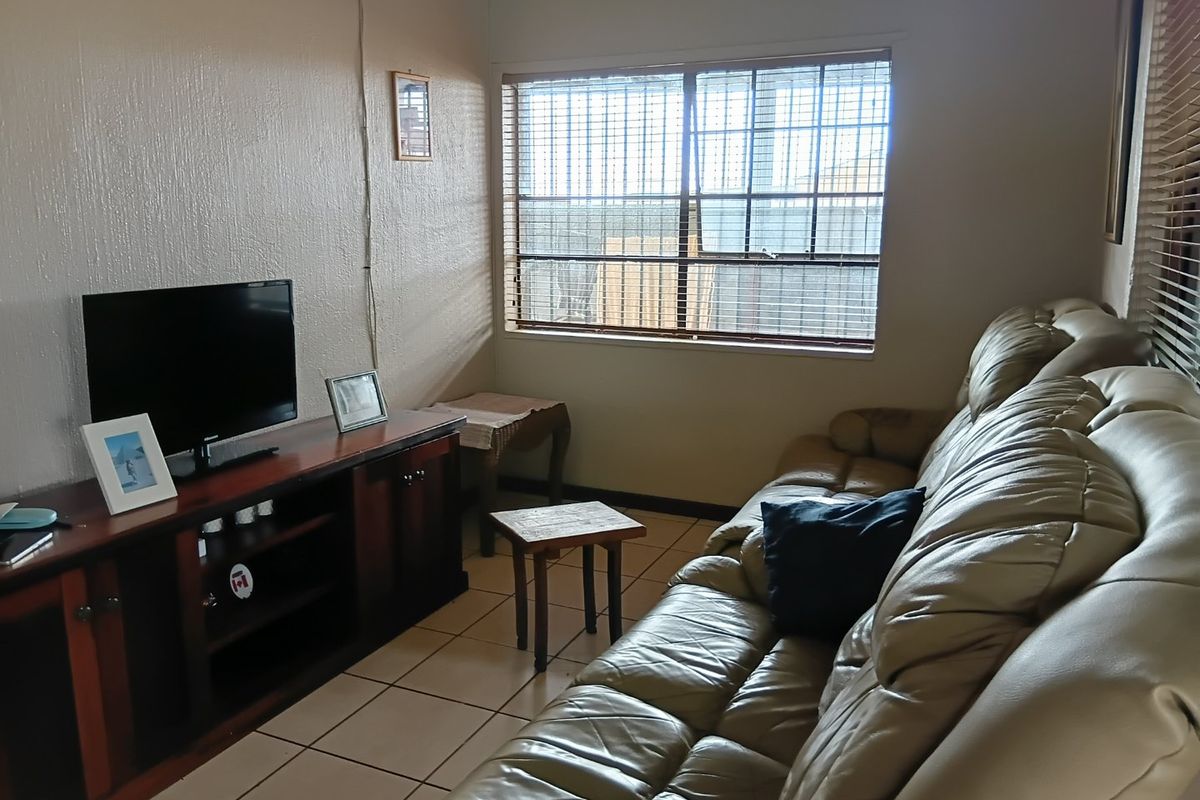 3 Bedroom house on Auction - Photo 2