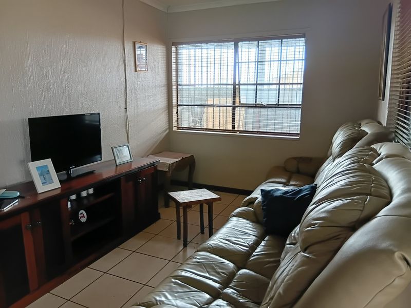 3 Bedroom house on Auction - Photo 2