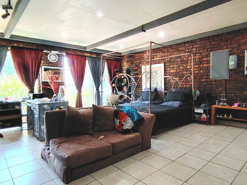 Stunning 1.36HA Riverfront Estate with Spacious Living and Ample Parking - Photo 7