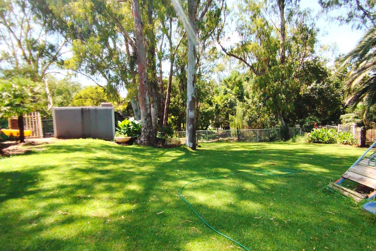 Stunning 1.36HA Riverfront Estate with Spacious Living and Ample Parking - Photo 3