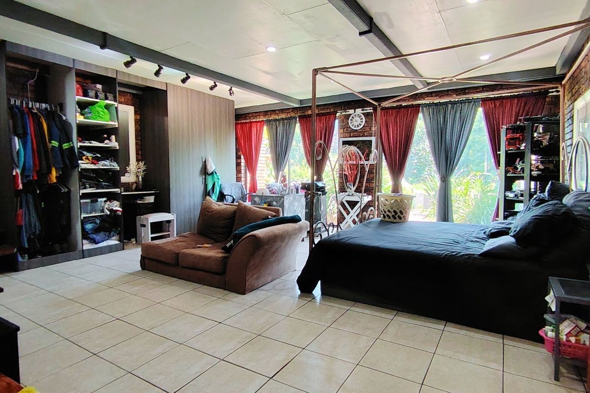 Stunning 1.36HA Riverfront Estate with Spacious Living and Ample Parking - Photo 5