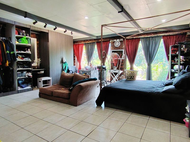 Stunning 1.36HA Riverfront Estate with Spacious Living and Ample Parking - Photo 5