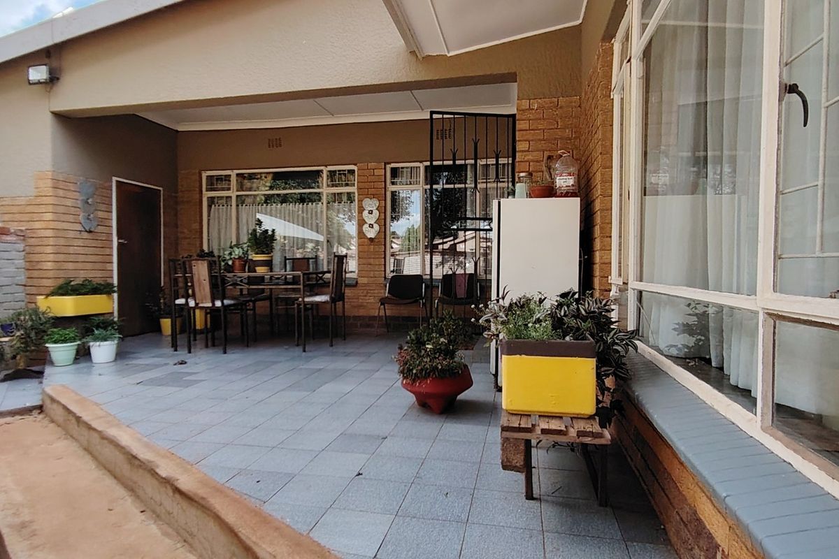 Well-Planned Family Home with Two Income-Generating Flatlets - Photo 2