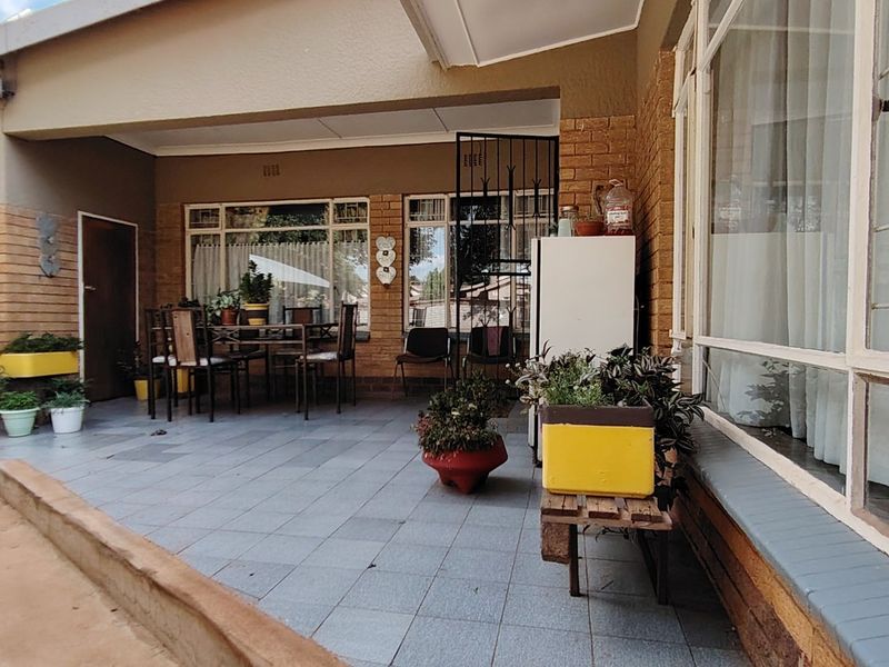 Well-Planned Family Home with Two Income-Generating Flatlets - Photo 2