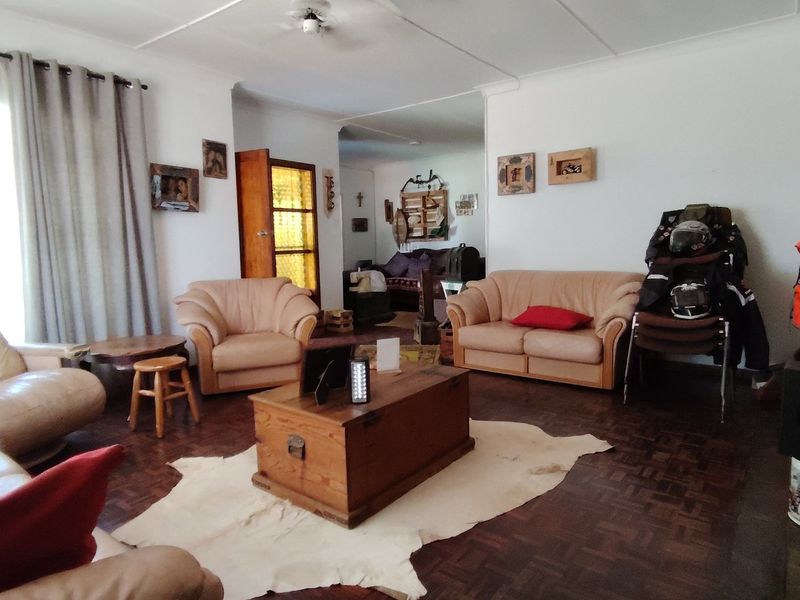 Well-Planned Family Home with Two Income-Generating Flatlets - Photo 5