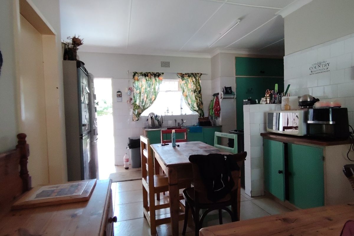 Well-Planned Family Home with Two Income-Generating Flatlets - Photo 4