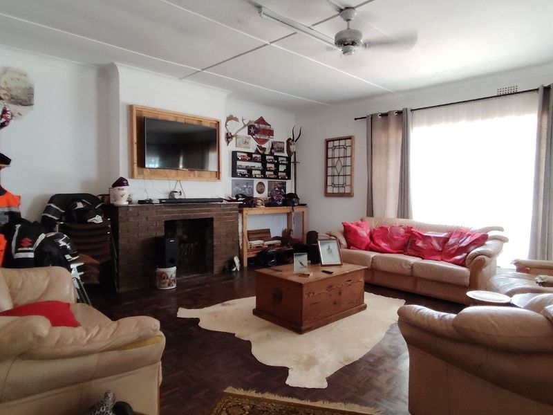 Well-Planned Family Home with Two Income-Generating Flatlets - Photo 6